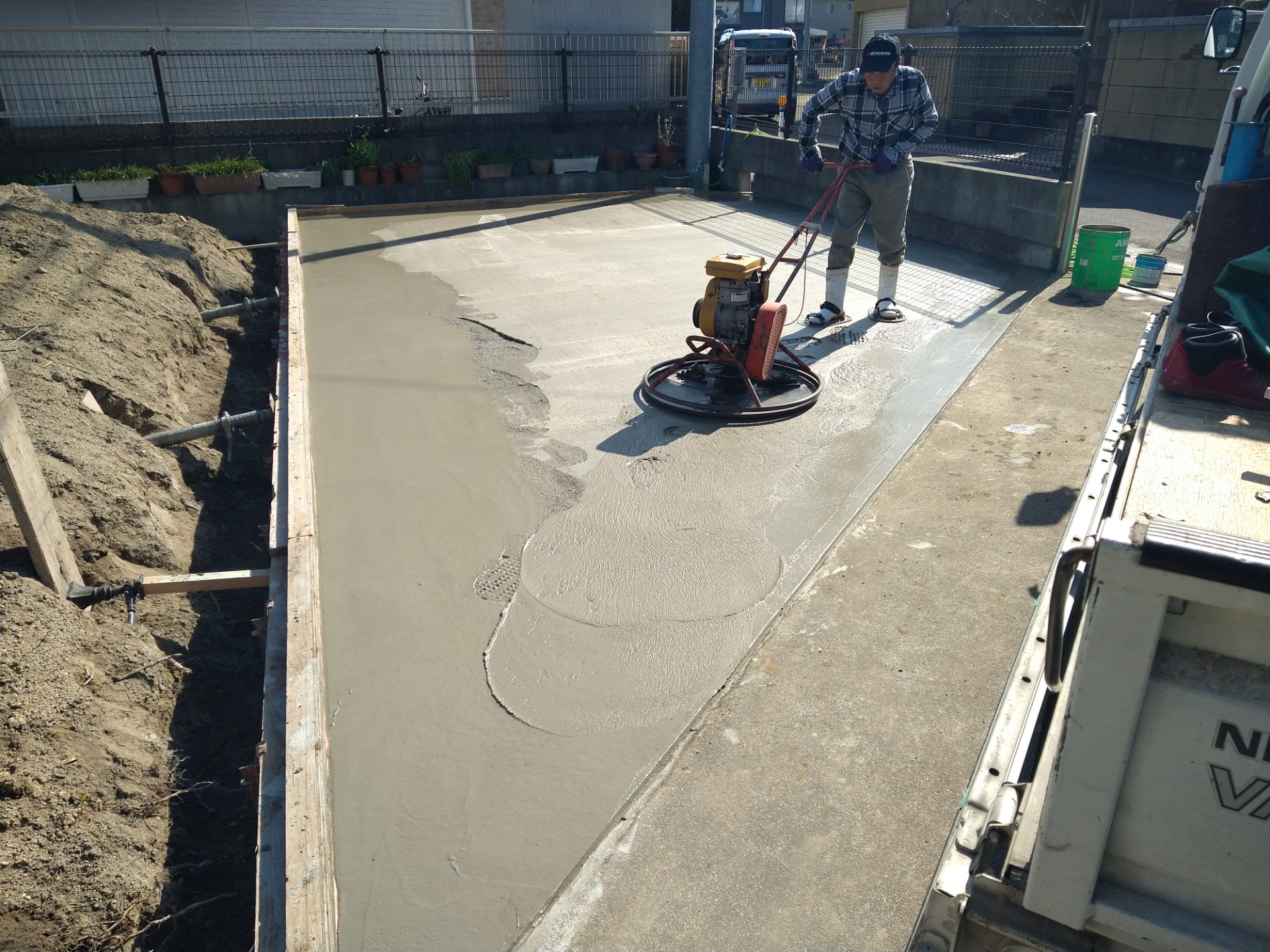 天端機械鏝による平滑作業